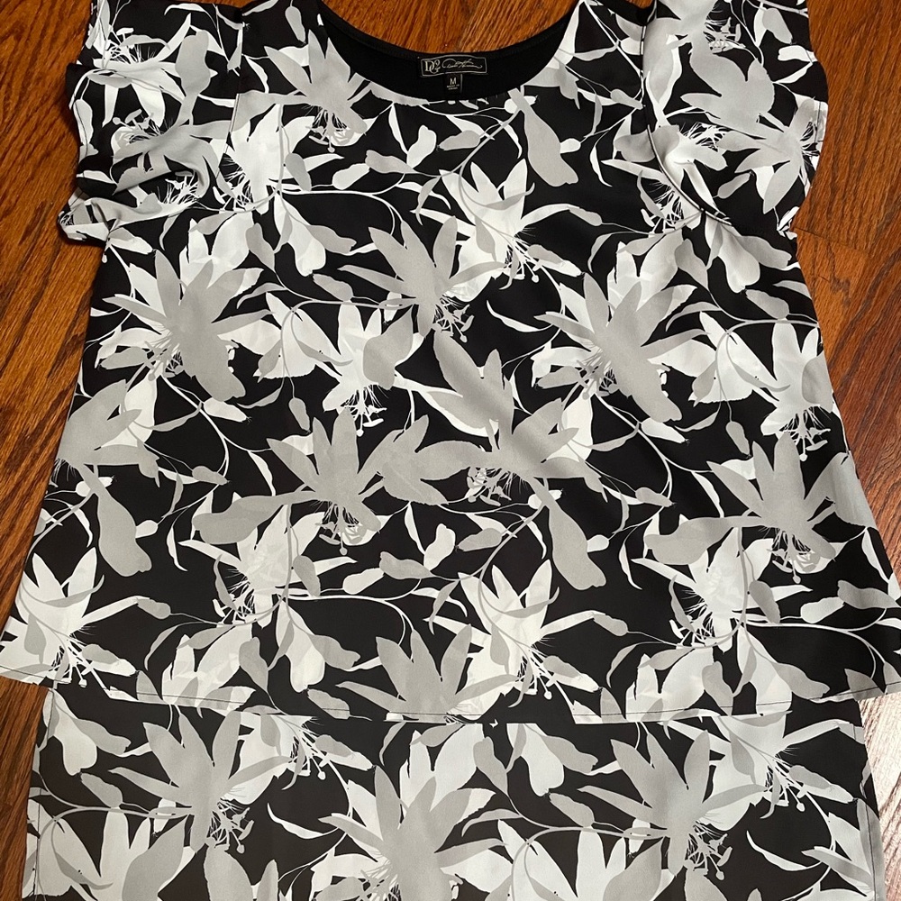 Brand new womens medium floral blouse